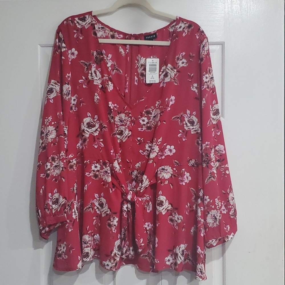 NWT TORRID FLIRAL PRINT WITH FRON KNOT SIZE 3X
